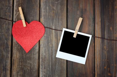 ahşap arka plan üzerinde boş retro fotoğraf çerçeve ve glitter heart