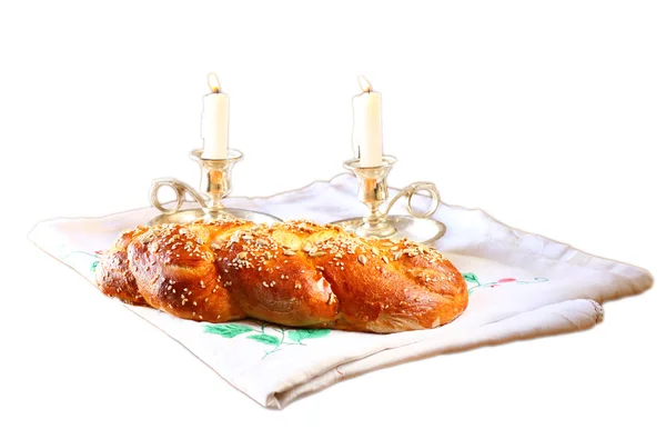 Imagen del sábado. Pan de jalá y candelas sobre mesa de madera —  Fotos de Stock