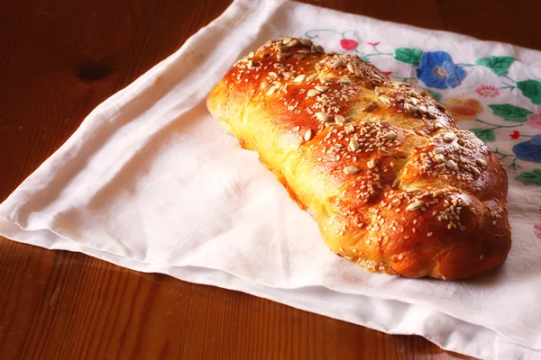 Ahşap masa Challah ekmek — Stok fotoğraf