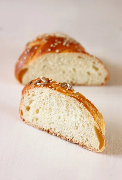 Ahşap masa, seçici odak üstünde ev yapımı ekmek — Stok fotoğraf
