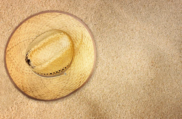 Вид сверху соломенной шляпы на пляжном песке — стоковое фото