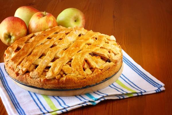 Hausgemachter Apfelkuchen auf Holztisch — Stockfoto