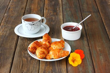 çay ve ev yapımı kruvasan kahvaltı