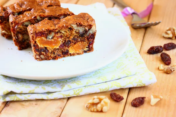 Zelfgemaakte gezonde cake met gedroogde vruchten — Stockfoto