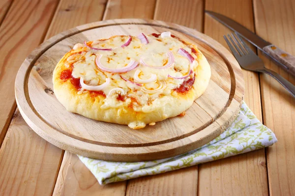 ミニのピザ。木の板に自家製 — ストック写真