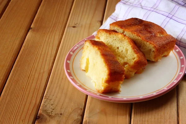 Bolo de frutas na mesa de madeira — Fotografia de Stock