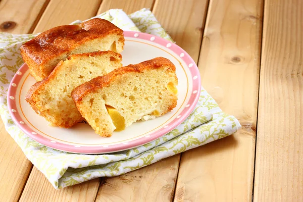 De cake van het fruit op houten tafel — Stockfoto