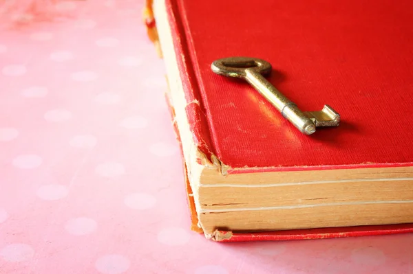 Libro vintage rojo con llave clásica dorada en la cubierta —  Fotos de Stock