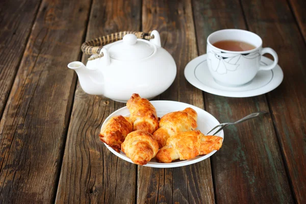 Snídaně s čajem a domácí croissanty — Stock fotografie