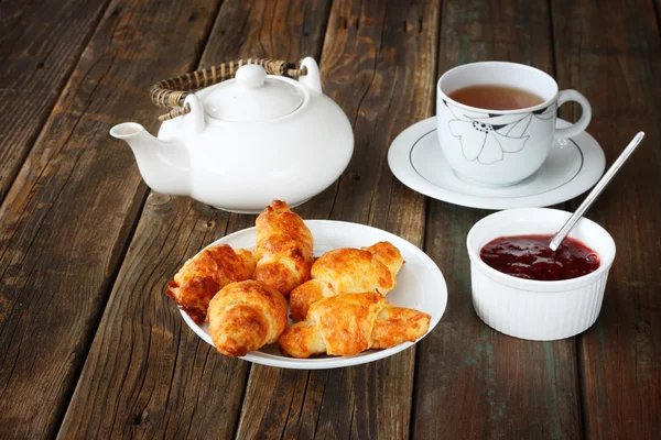 Snídaně s čajem a domácí croissanty — Stock fotografie