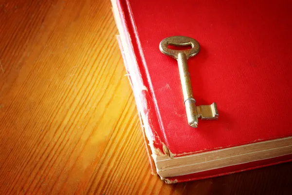 Red vintage book with golden classic key on cover — Stock Photo, Image