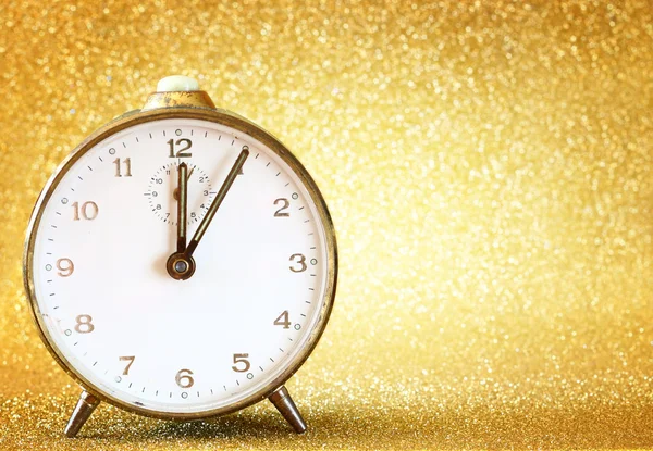 Vintage-Uhr mit goldenem Hintergrund — Stockfoto