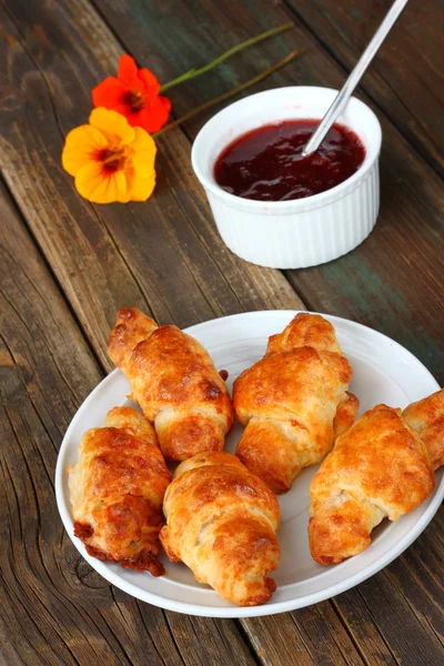 Ontbijt met thee en huisgemaakte croissants — Stockfoto