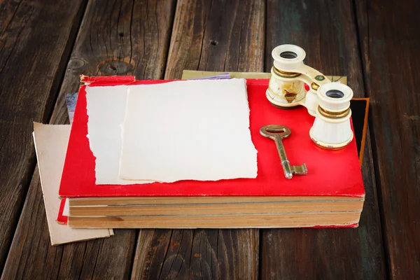 Vintage binoculars on red ancient book with blank page for text. nostalgic vintage background — Stock Photo, Image