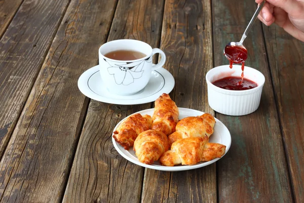 Snídaně s čajem a domácí croissanty — Stock fotografie