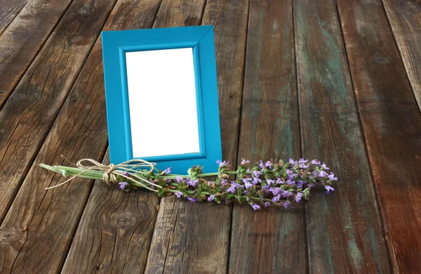 Classica cornice blu su tavolo di legno e salvia decorazione vegetale . — Foto Stock