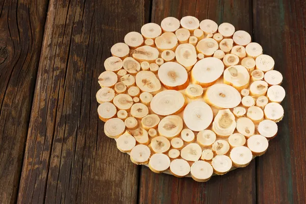 Concepto de reciclaje. rebanadas de madera reciclada decorativa en la mesa de madera . —  Fotos de Stock