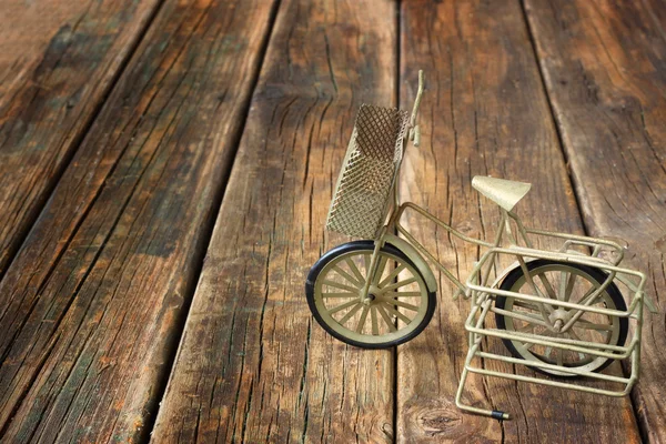 Vintage bicycle on wooden textured background. nostalgic concept. — Stock Photo, Image