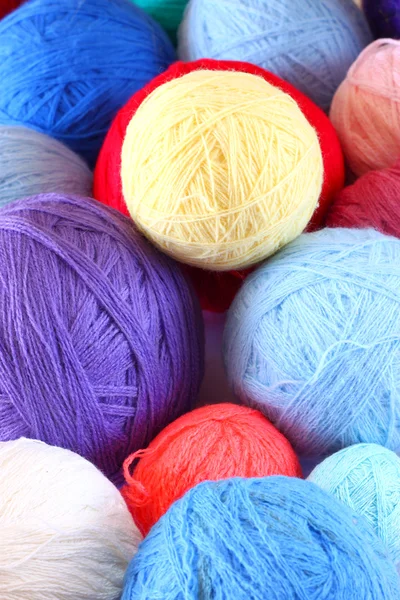 Куча разноцветных шаров шерсти — стоковое фото