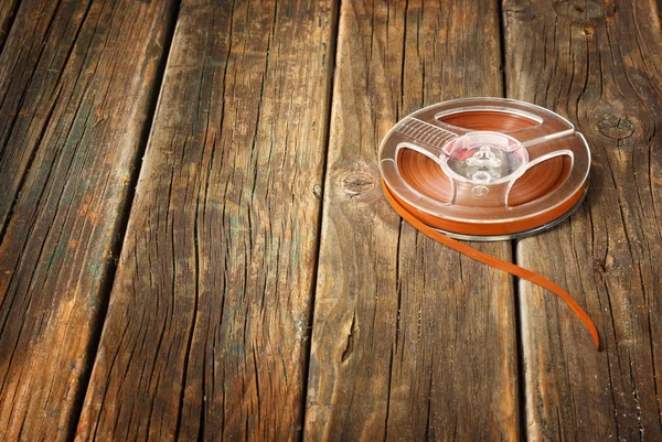 Bobine audio magnétique vintage sur table en bois. concept de musique fond . — Photo