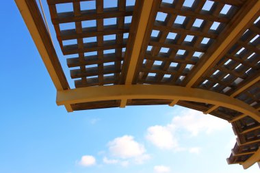 arka plan mavi gökyüzü ile bir ahşap Bahçe pergola Close-Up