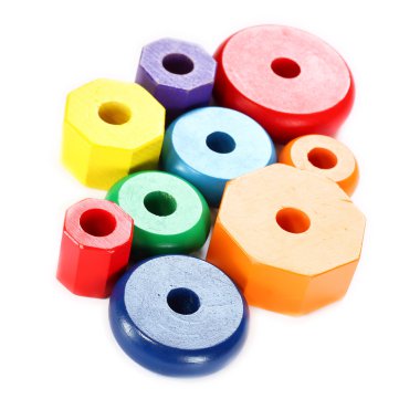 renkli ahşap bloklar üzerinde beyaz izole