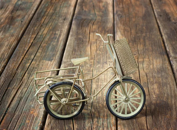 Bicicleta vintage sobre fondo texturizado de madera. concepto nostálgico . — Foto de Stock