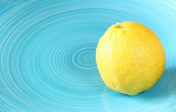 Taze limon spiral desenli mavi plaka üzerinde . — Stok fotoğraf