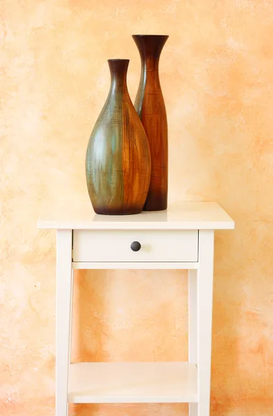 Terracotta duvara iki vazo — Stok fotoğraf