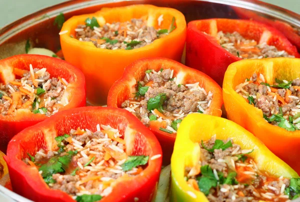 Gefüllte Paprika im Topf bereit zum Kochen — Stockfoto