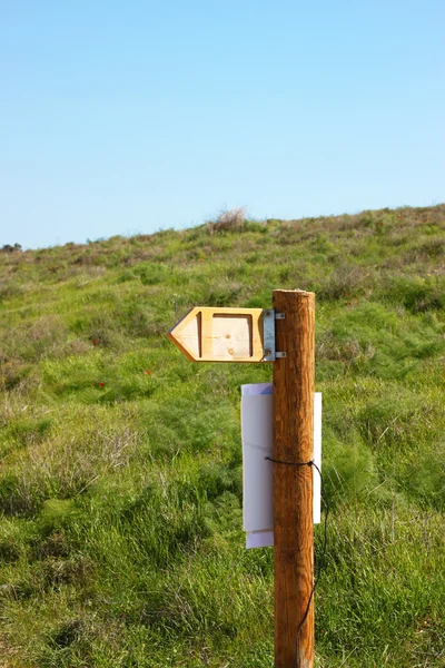 Sign post on green meadow — Stock Photo, Image
