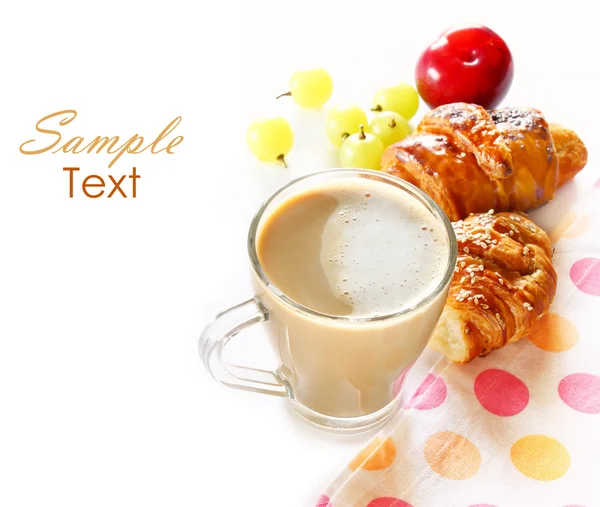 Snídaně s kávou, croissanty a ovoce — Stock fotografie