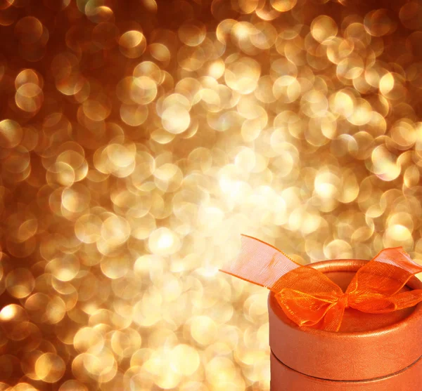 Scatola regalo di Natale su sfondo di luci d'oro sfocate . — Foto Stock