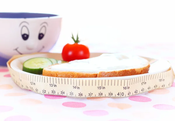 Gezonde voeding voor dieet als brood en groenten met meten tape — Stockfoto