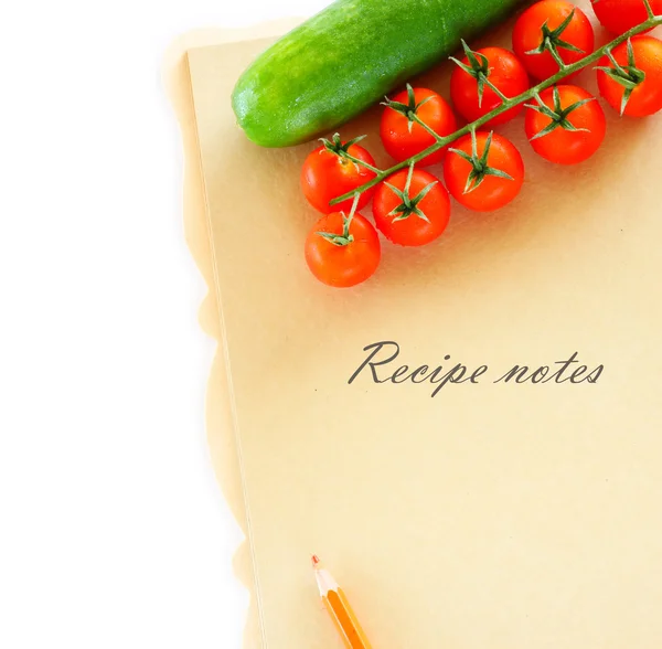 Verduras frescas sobre fondo de madera y papel para notas . — Foto de Stock