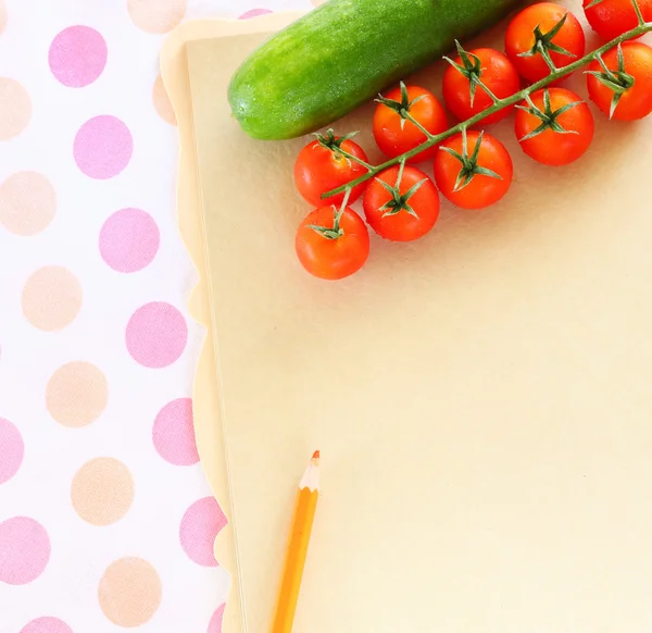 Verduras frescas sobre fondo de madera y papel para notas . — Foto de Stock