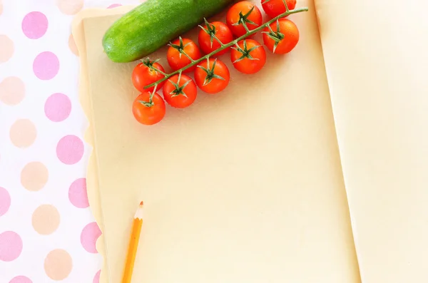 Frisches Gemüse auf Holzuntergrund und Papier für Notizen. offenes Notizbuch und frisches Gemüse Hintergrund. diät .space für text — Stockfoto