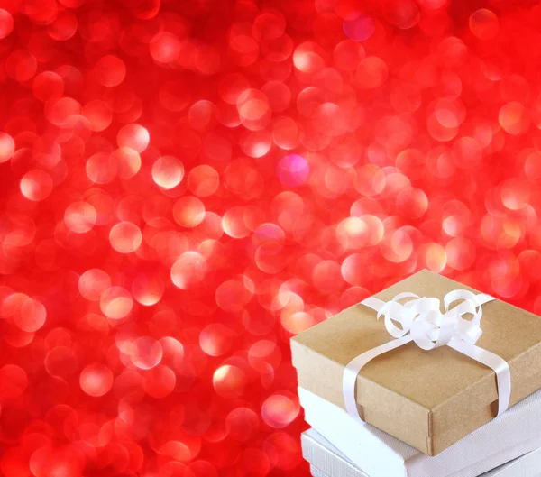 De doos van de gift op rode achtergrond. kopie ruimte voor tekst — Stockfoto