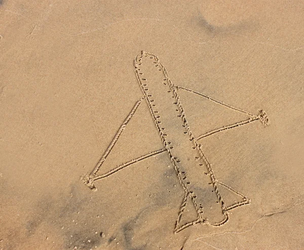 Airplane drawn on sea sand, vacation or holiday concept — Stock Photo, Image
