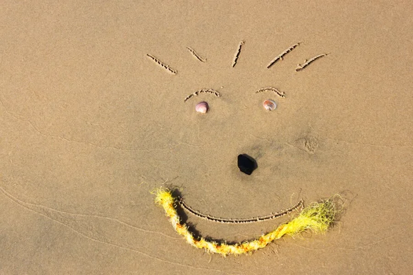 Face drawn on beach sand — Stock Photo, Image
