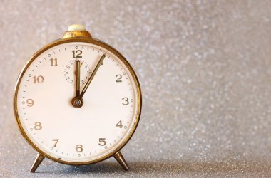 Pırıltılı Gümüş arka plan ile antika saat