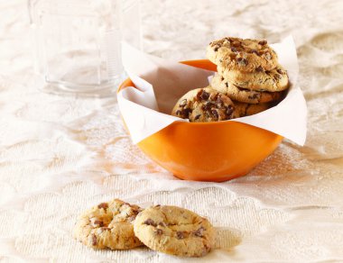 Çikolata parçacıklı kurabiye.