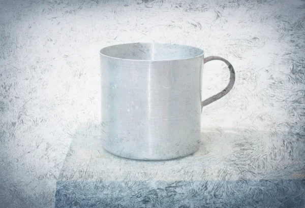 Vieille tasse en aluminium isolée. style vintage — Photo