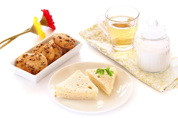 Café da manhã com sanduíche de queijo grelhado e chá — Fotografia de Stock