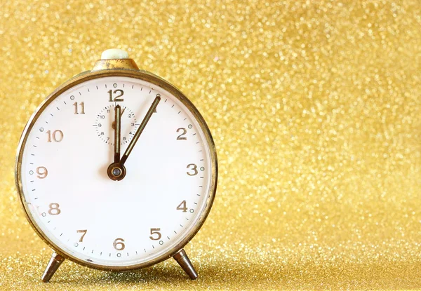 Vintage clock with glittering golden background — Stock Photo, Image