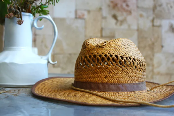 Chapéu de palha na mesa de jardim — Fotografia de Stock