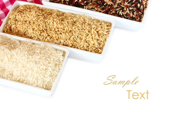 Porcelánové mísy nevařené rýže s prostorem pro text — Stock fotografie
