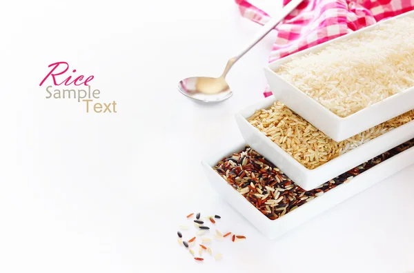 Porzellanschalen mit rohem Reis mit Platz für Text — Stockfoto