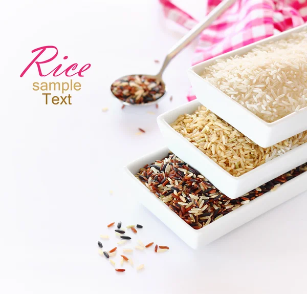 Cuencos de porcelana de arroz sin cocer con espacio para texto — Foto de Stock
