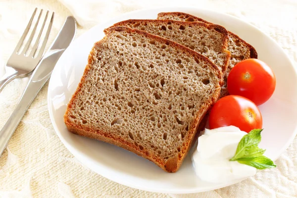 Slices of bread with spread cheese, decorated with a cherry tomatoes — Stock Photo, Image